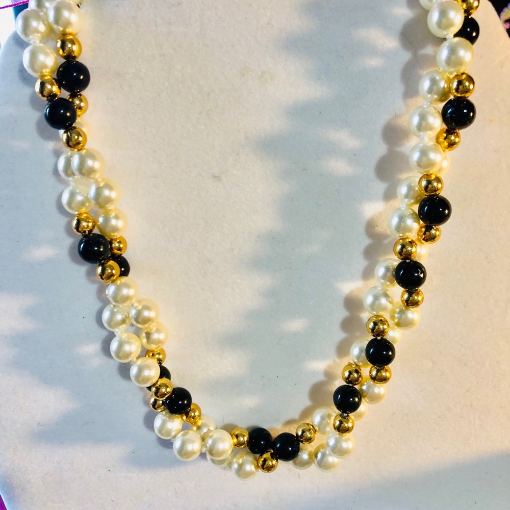 Vintage Black and White bead Necklace - Picture 3 of 7